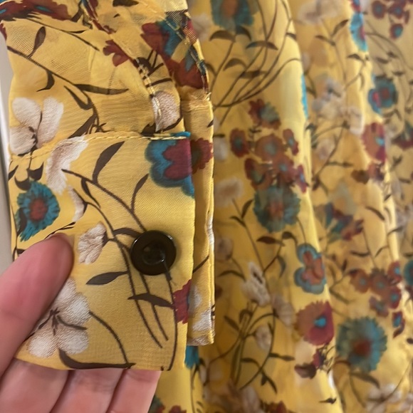 Light, sheer cover-up - Picture 2 of 3